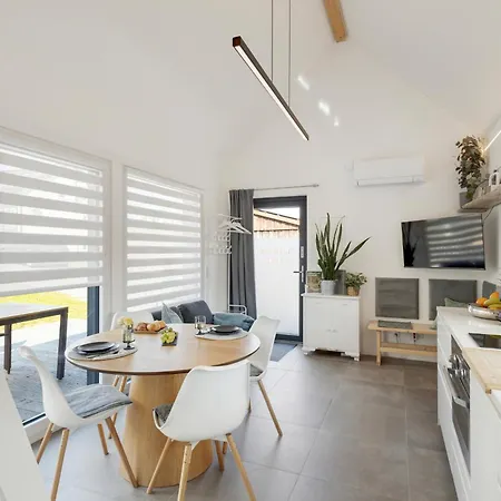 Stilvolles Design-tiny-house Mit Terrasse & Hund